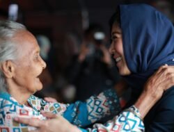 Pelukan yang Menguatkan: Kisah Nenek Siti Bertahan di Banjir Aceh