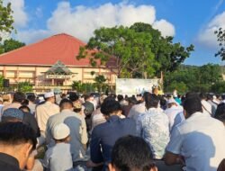 Ribuan Warga Muhammadiyah membanjiri lapangan Sport Hall Temenggung Abdul Jamal Muka Kuning melaksanakan Shalat Ied